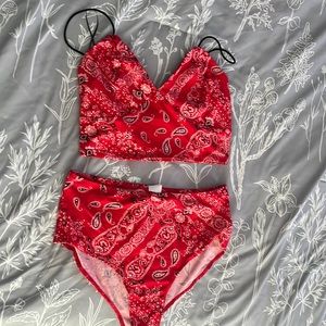 Red paisley set
